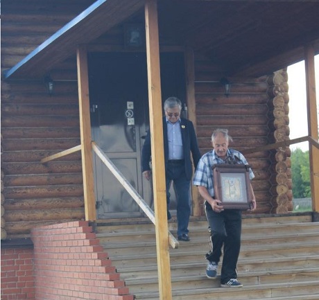 Знаменитый биатлонист-ветеран Александр Тихонов забрал икону, подаренную им храму в 2012 году