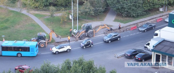 Бирюков объяснил частую перекладку плитки в Москве