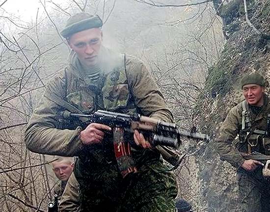 В людей, конечно, нельзя целиться из оружия, даже  если уверен, что оно не заряжено