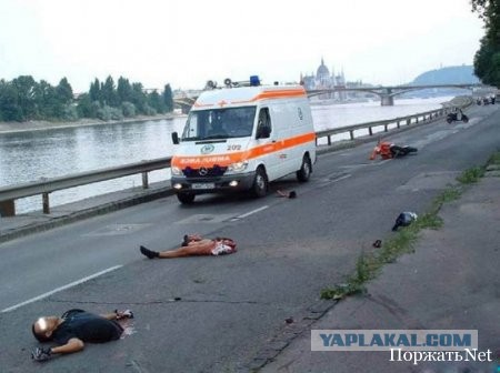 Неподдельные эмоции мальчишки, при виде мотоцикла.