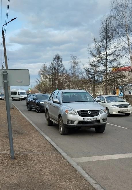 "Уезжай по-хорошему! Колеса проколю!"