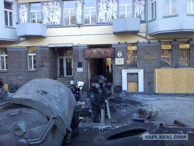 "Георгиевские " ленточки против флагов УПА