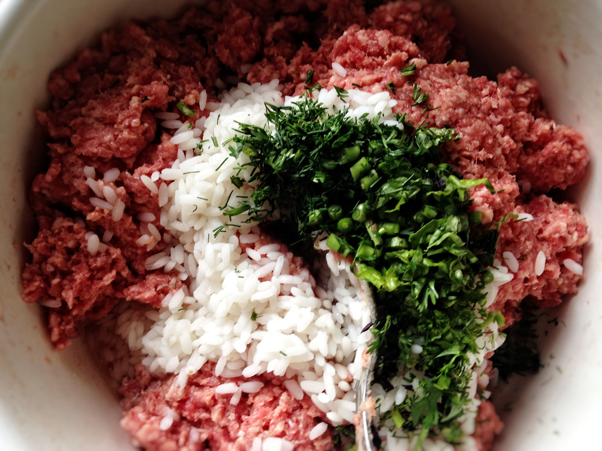 Какой лук добавлять в фарш. Котлеты из фарша свинины. Фарш с рисом и зеленью. Какой лук добавлять в фарш. Какой лук добавлять в фарш.