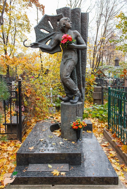 памятники на могилах известных актеров. Смотреть фото памятники на могилах известных актеров. Смотреть картинку памятники на могилах известных актеров. Картинка про памятники на могилах известных актеров. Фото памятники на могилах известных актеров
