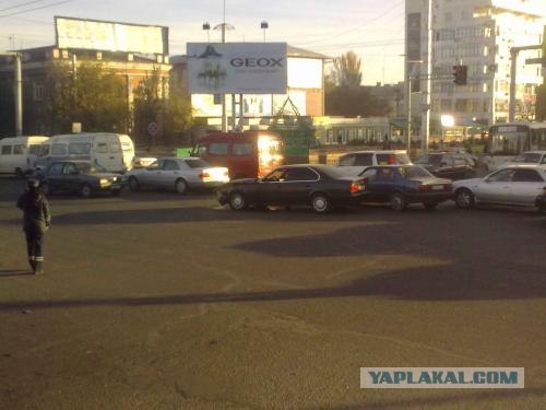 Лихач на BMW протаранил машины на перекрестке