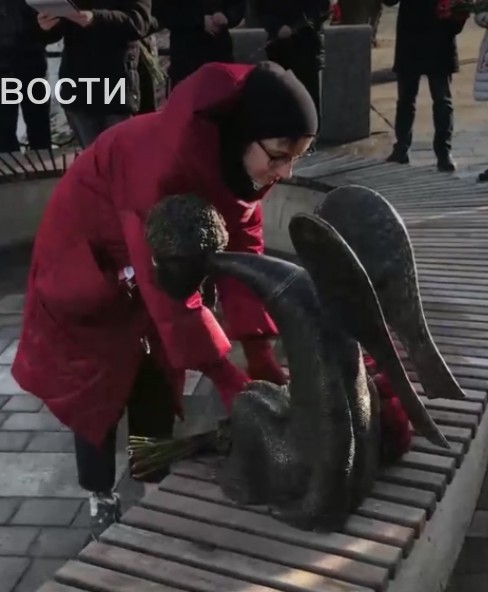 На набережной Карповки тайно открыли скульптуру «Печальный ангел» в память о погибших от коронавируса врачах