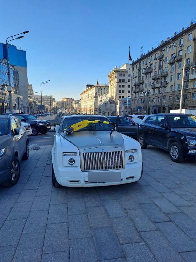 Странная «схватка» между белоснежным Роллс Ройсом и электросамокатом произошла на Новом Арбате