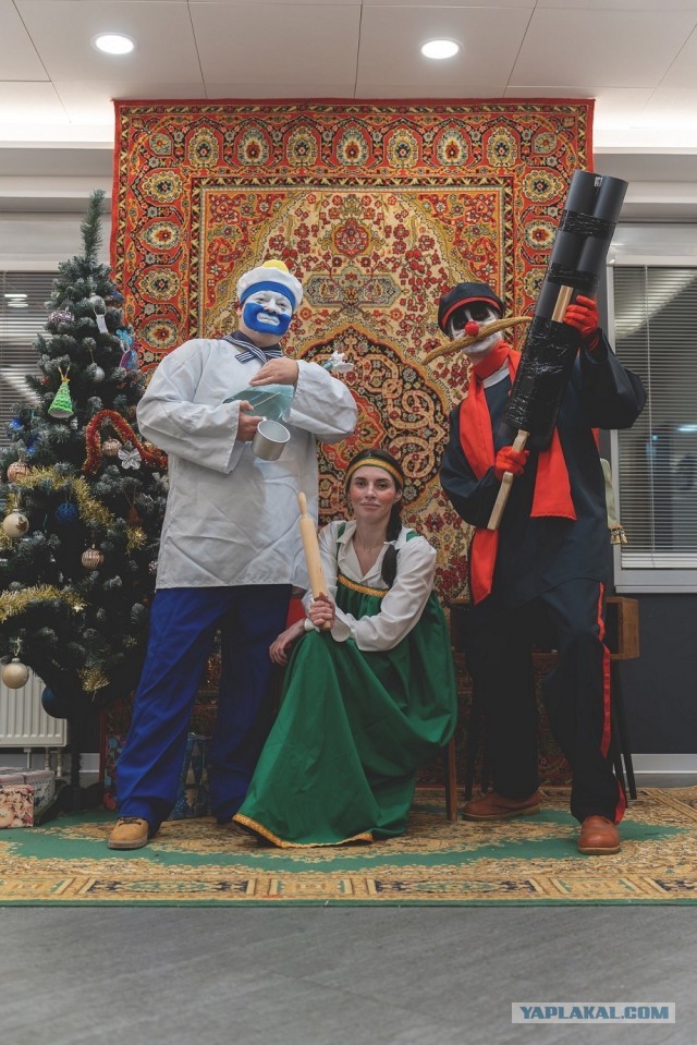 Толпа скучных тёток и одна интересная особа