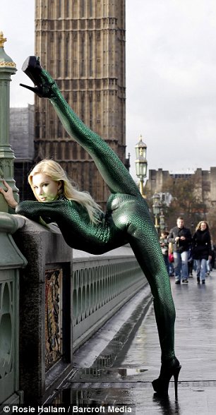 Акробатка на улицах Лондона