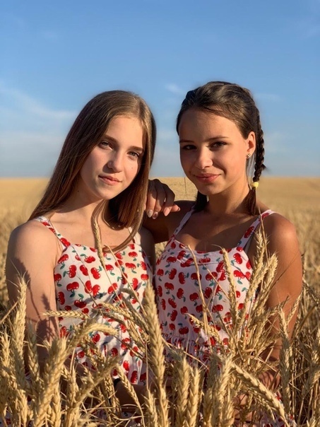 Девушки и сено... и солома