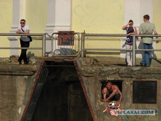 Мужик под мостом