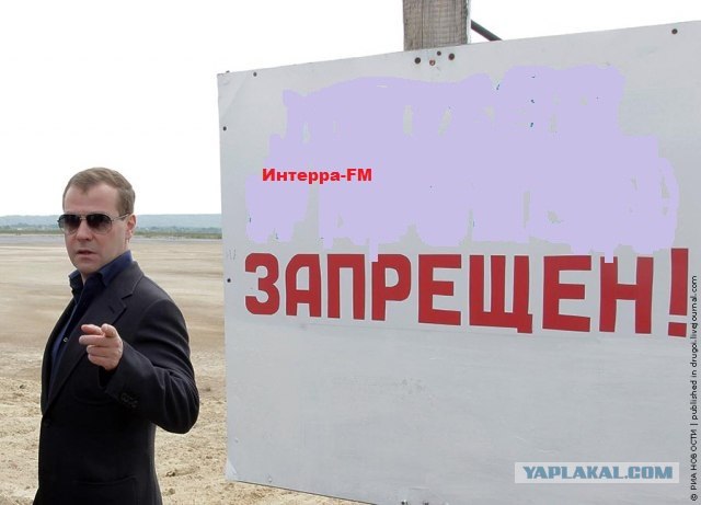 Ребенок обращается с просьбой к Медведеву.