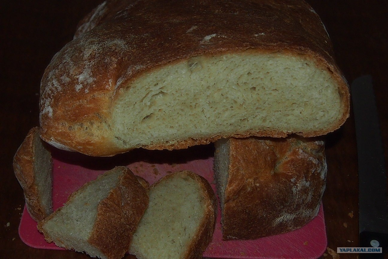 Белый хлеб крошится