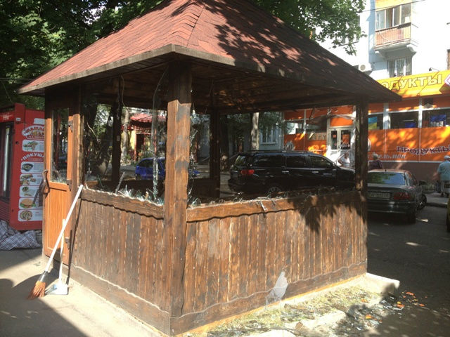 С выкриками "Слава Украине" разгромили кафе