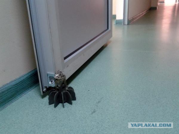 Бьется в тесной печурке огонь