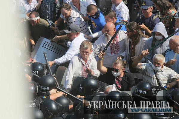Митингующие в Киеве штурмуют здание Рады