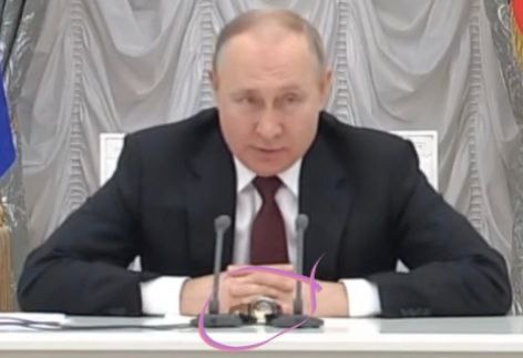 На часах Шойгу во время его выступления на заседании было 12:47