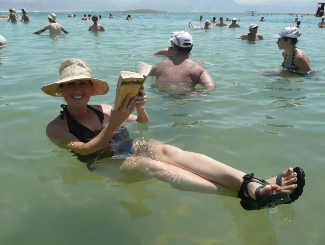 Мертвое море купание. Мертвое море люди. Мёртвое море люди купаются. Люди купаются в море.