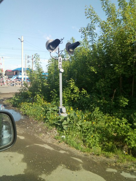Поезд сбил парня на переезде в Кемерово
