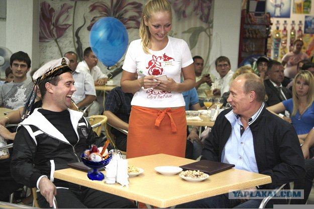 Путин и Медведев смотрят футбол в Сочи