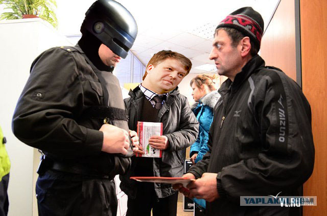 Фотожаба: Приставы и страховщики.