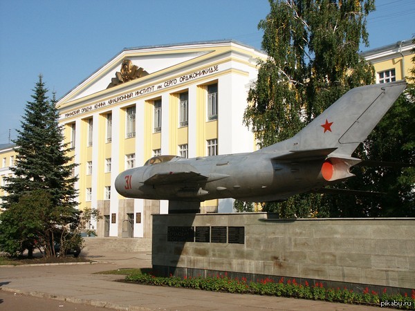 В западных соцсетях завирусился кадр с гигантской ракетой прямо во дворе — речь о памятнике «Союз-У» в Байконуре