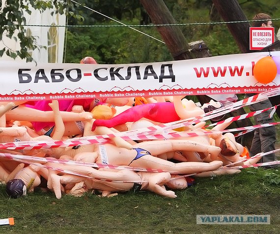 Взял у папы надувной матрас поплавать