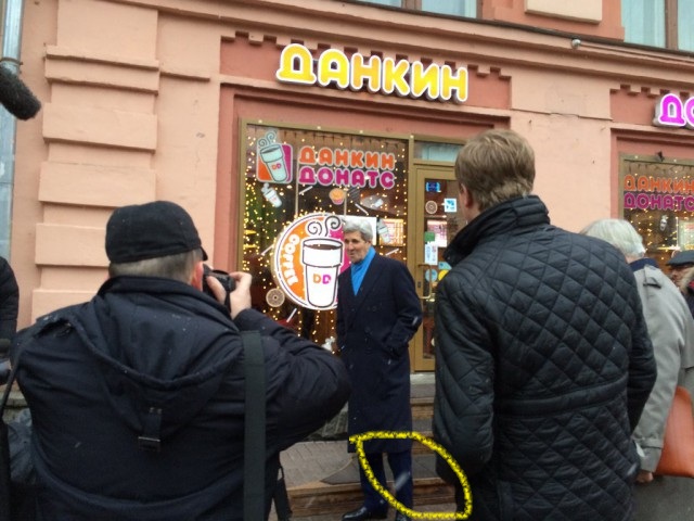 Джон Керри прогулялся по Арбату