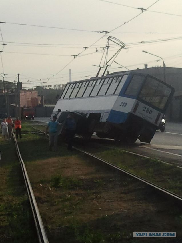 Приподнял трамвай