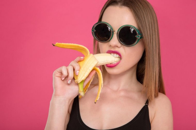 Девушка Демонстрирует Свои Способности С Помощью Банана
