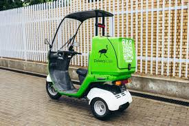 Момент жесткого ДТП на Алтуфьевском шоссе в Москве, где машина снесла скутер попал на видео
