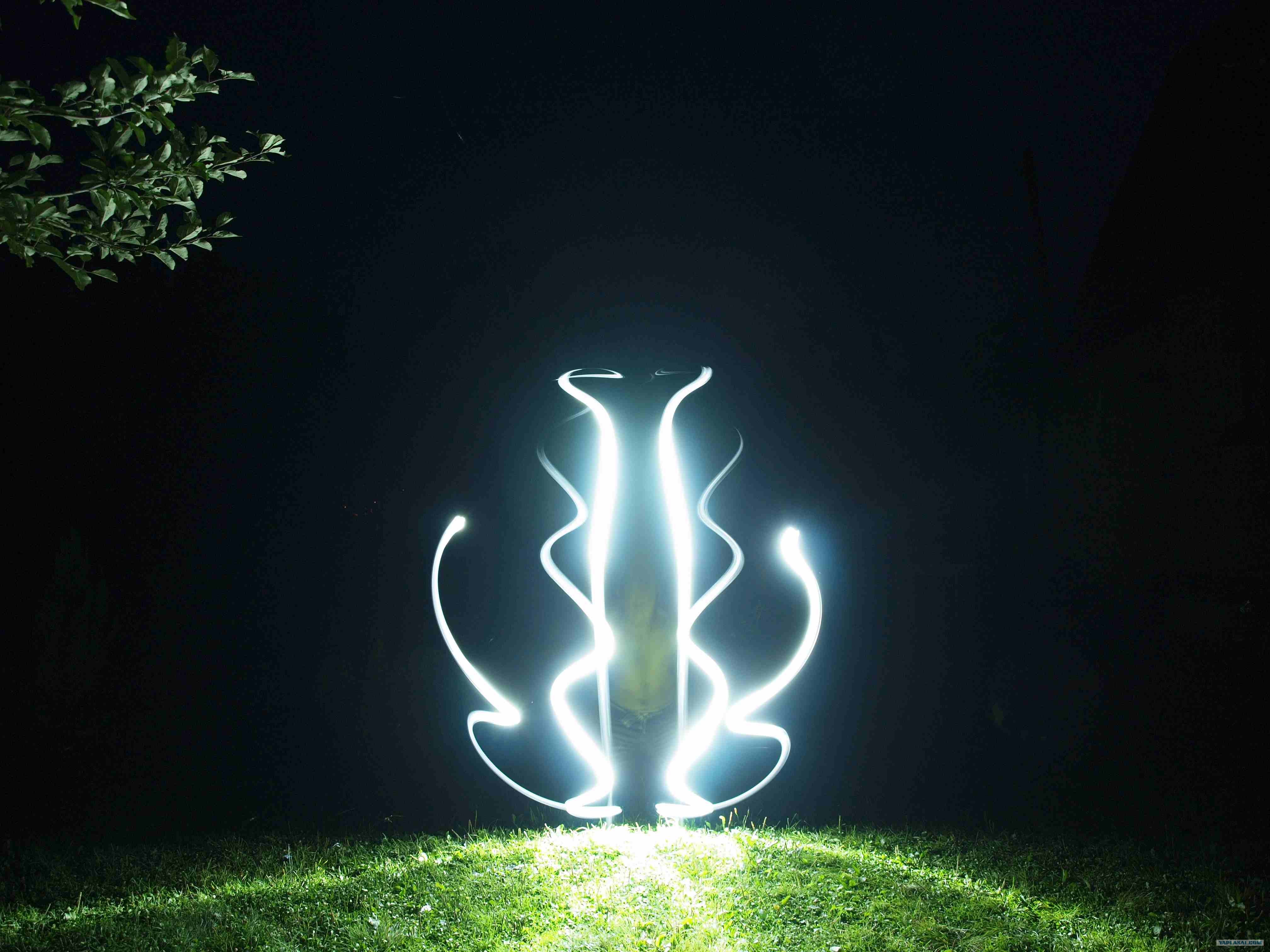 Световые изображения. Свет рисунок. Световое изображение. Рисование фонариком в темноте. Световой рисунок.