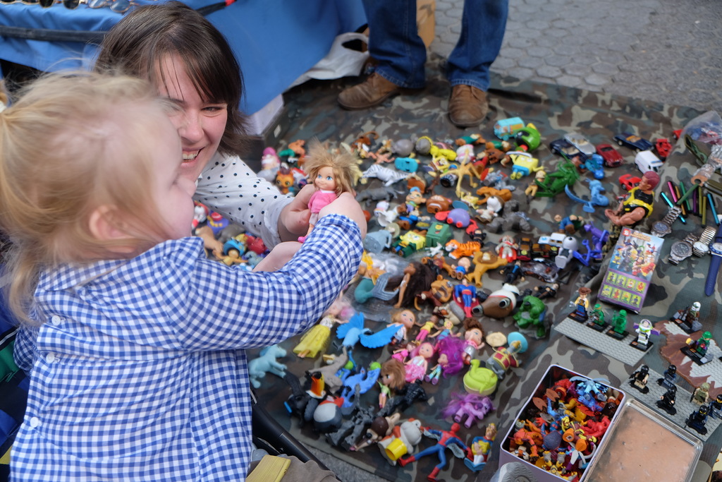Блошиный рынок воронеж. Новоподрезково блошиный рынок куклы. Куклы на блошином рынке. Рынок игрушек. Блошиный рынок в Москве игрушки.