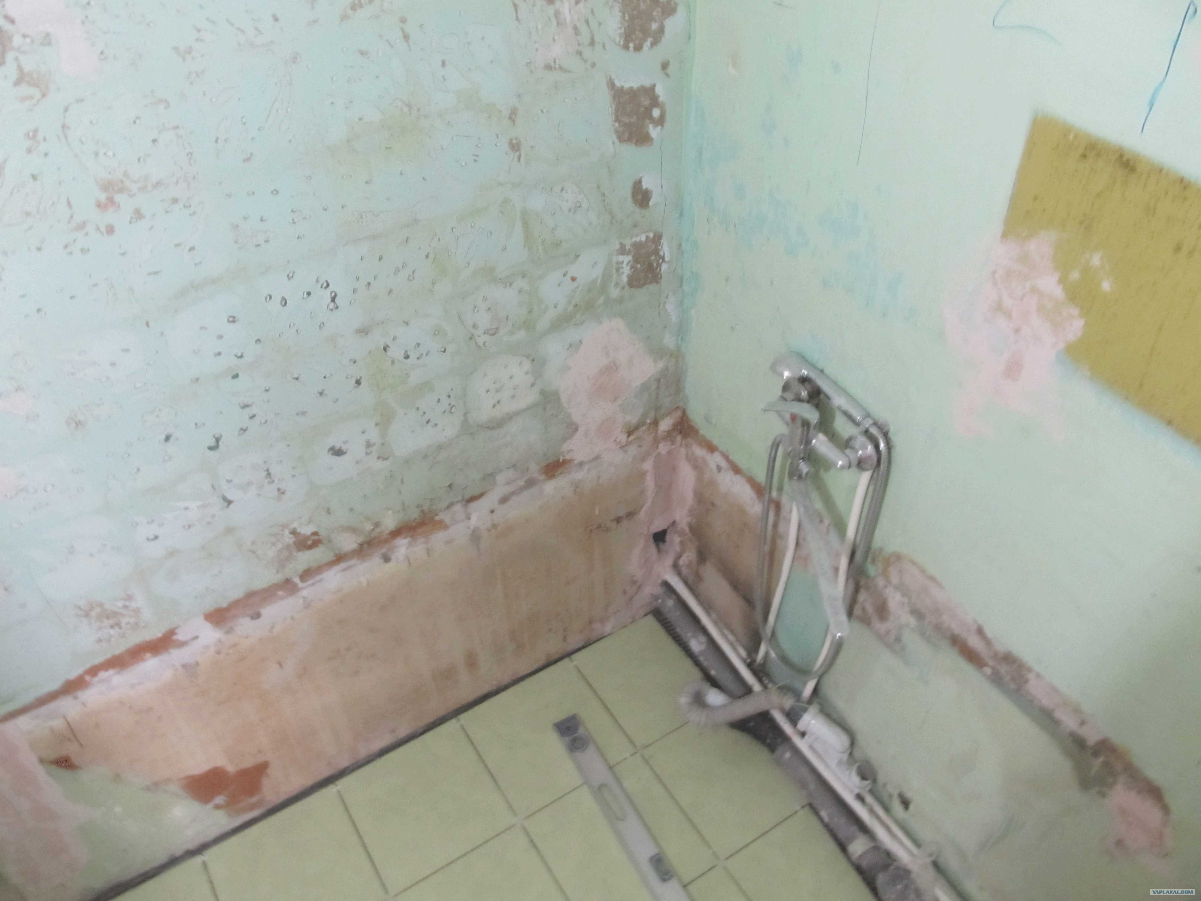Стены в ванной хрущевки. Старая ванная комната в хрущевке. Стена в хрущевке в ванной. Стены санузла в хрущевке. Выравнивание стен в ваной хрущёвки.