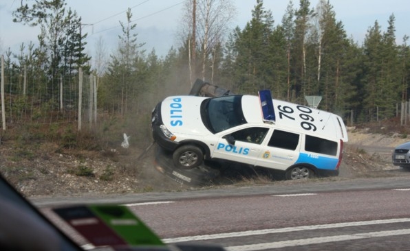 Шведские полицаи не церемонятся!