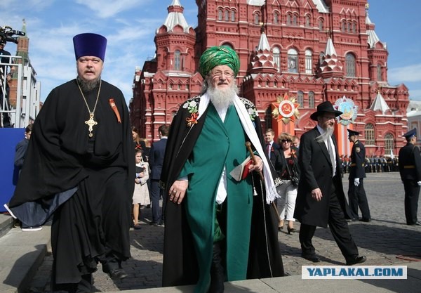 Шойгу перекрестился перед началом Парада