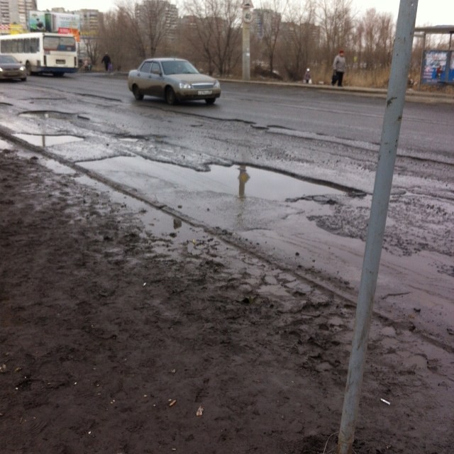 Омские дороги выглядят так, как будто там закончилась не зима, а война