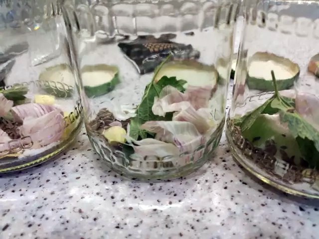 Пикантные огурцы, маринованные с острым кетчупом на зиму