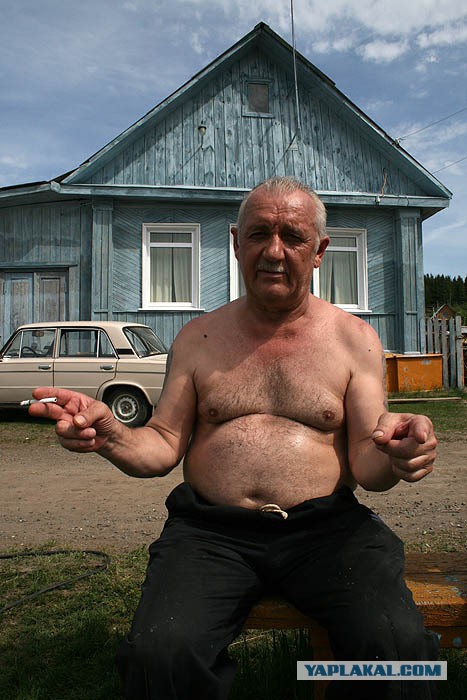 Рыбаки показывают свой самый крупный улов