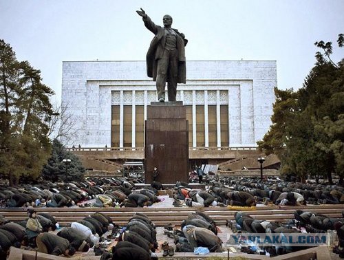 В Рязани жители помыли памятник Сергею Есенину