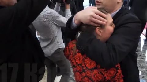 Упавшая на колени перед Медведевым жительница алтайского села рассказала о подножке охранников премьера