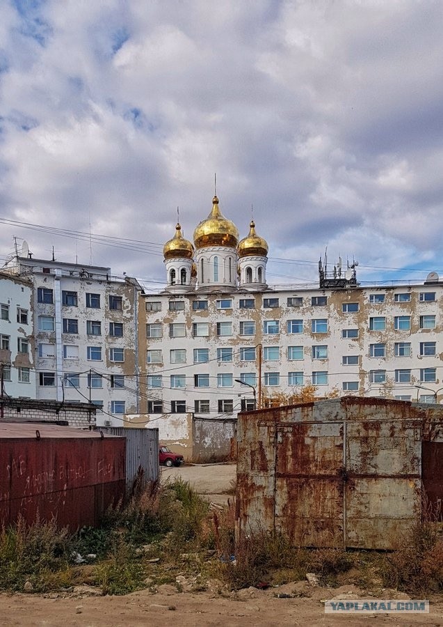 В Якутии неизвестный мужчина поджег ковры у Домов правительства