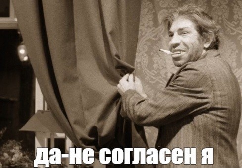 Модель неандертальца в современной одежде