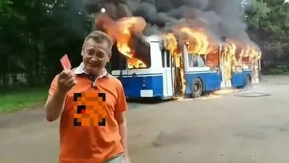 В Подмосковье прохожие делали селфи на фоне горящего дома вместо того, чтобы вызвать пожарных