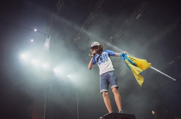 Noize MC выступил во Львове под украинским флагом