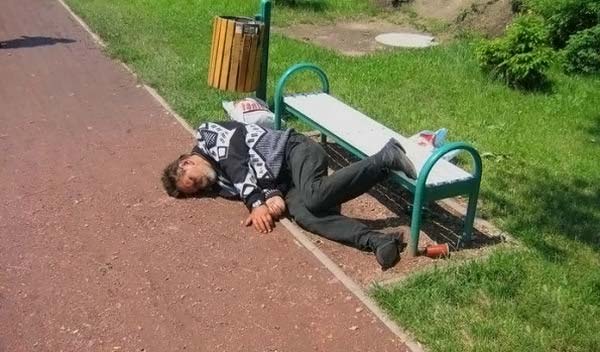 Доминирует над скамейкой