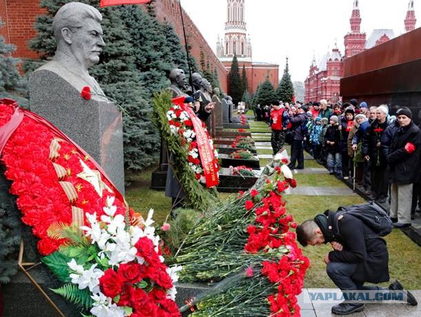 Россия, XXI век. Сталину несут цветы
