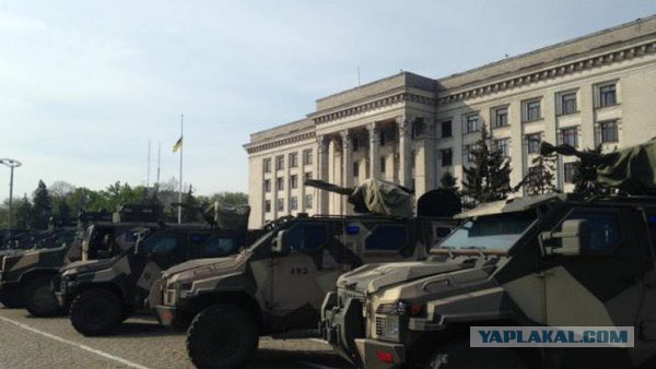 Отец и дочь возлагают цветы в память погибшим от фашистов