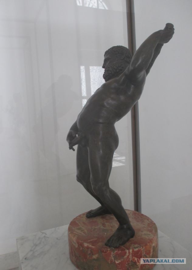 В новосибирском вузе прикрыли статуи голых женщин — туда пришла делегация РПЦ