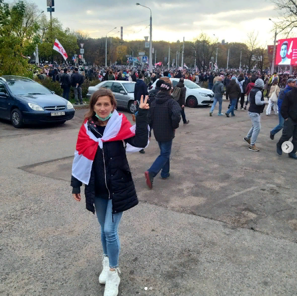 Абсурд из Беларуси: жительницу Гродно оштрафовали за бело-красные полосы на  штанах